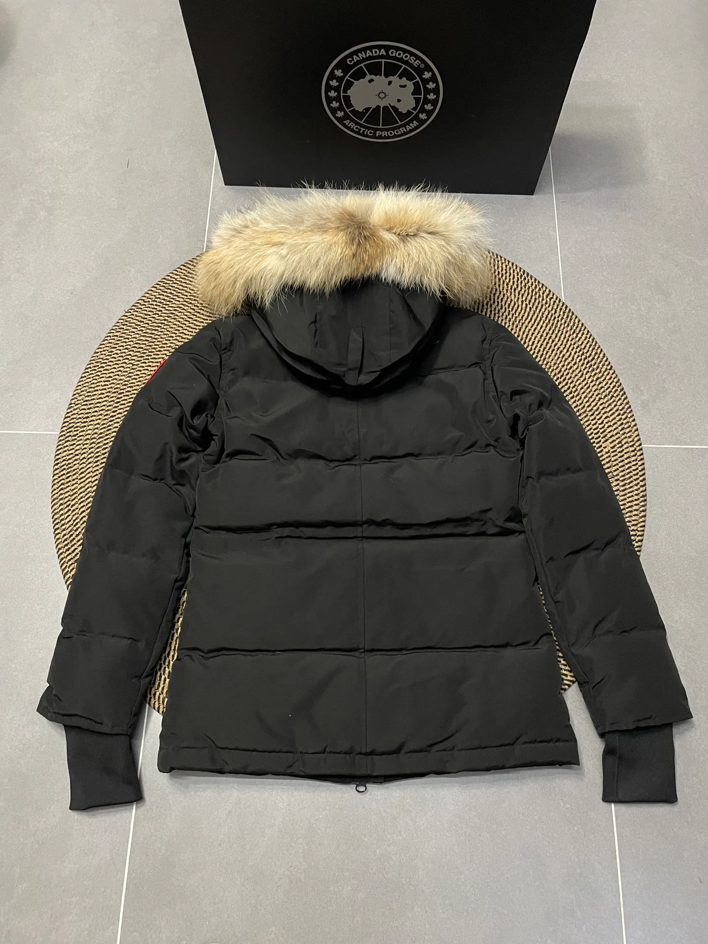 P880 black Canadian CANADA GOOES 04 model/women's model. The Arctic and Antarctic scientific expedition teams and others choose Canada Goose as their cold-proof equipment. They are the Rolls-Royce of down jackets.  ➖ Industry-leading anti-counterfeiting chip sensing.  ➖ Imported Behringer embroidery machines and customized embroidery labels, the highest level and industry leading.  ➖ Imported Korean 21-count polyester-cotton blended original fabric, TC85 waterproof coated fabric, water-repellent, windproof and wear-resistant.  ➖ The new national standard 80 white duck down is filled with an average of 520 grams of down. The amount of down filled is industry-leading.  ➖ 100% nylon lining with double double-layer sealing design to prevent velvet running, and seamless thread design on the cuffs!  ➖ Western Canadian Green Wolf Collar.  ➖ Yoshida YKK provides original factory-customized electroplated sliders. YKK two-way lockable zippers are tight and smooth and do not peel off paint.  ➖ 3M composite Velcro is durable and the accessories and hardware are all custom-made. Only for the purest goose, the most dedicated, the most professional, the highest quality, the highest cost performance!    SIZE:XS-XXL
